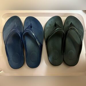 OOFOS Sandals, 2 Pair size 10, Black and Blue‎